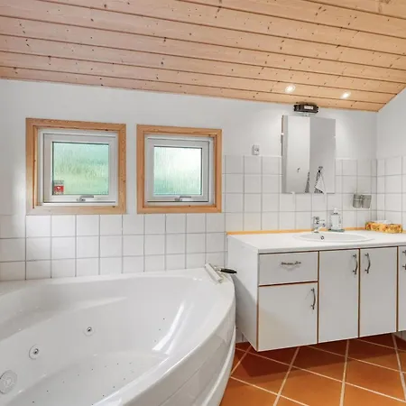 Hollie - 75m From The Sea By Interhome Vakantiehuis Bøtø By